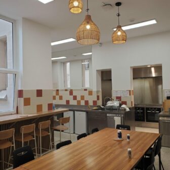 Cuisine pour site fie Cuisine commune équipée avec coin repas, zone cuisson, lave-vaisselles, réfrigérateurs et congélateurs